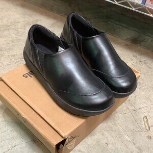 Amazon Essentials Women's Comfortable Slip Resistant Service Shoe